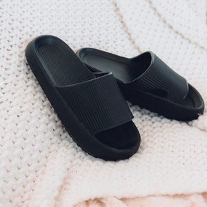 Pillow Slides- black- size 36/37